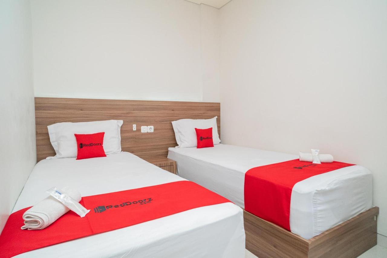 Reddoorz Plus @ Jalan Pemuda Timur Bojonegoro Exterior foto